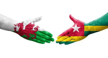Togo ve Galler arasındaki el sıkışma ellerinde boyanmış bayraklar, izole edilmiş şeffaf görüntü.