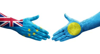 Tuvalu ve Palau bayrakları arasındaki tokalaşma elleri boyalı, izole şeffaf görüntü.