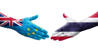 Tuvalu ve Tayland bayrakları arasındaki el sıkışma ellerinde resmedilmiş şeffaf görüntü.