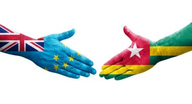 Tuvalu ve Togo bayrakları arasındaki el sıkışma ellerinde resmedilmiş şeffaf görüntü.