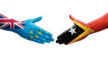 Tuvalu ve Timor Leste bayrakları arasındaki el sıkışma ellerinde boyanmış, izole şeffaf görüntü.
