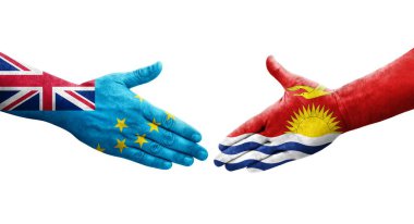 Tuvalu ve Kiribati bayrakları arasındaki tokalaşma elleri boyalı, izole şeffaf görüntü.