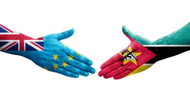 Tuvalu ve Mozambik bayrakları arasındaki tokalaşma elleri boyalı, izole şeffaf görüntü.