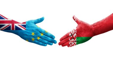 Tuvalu ve Belarus bayrakları arasındaki el sıkışma ellerinde boyalı, izole şeffaf görüntü.