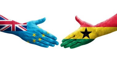 Tuvalu ve Gana bayrakları arasındaki tokalaşma elleri boyalı, izole şeffaf görüntü.