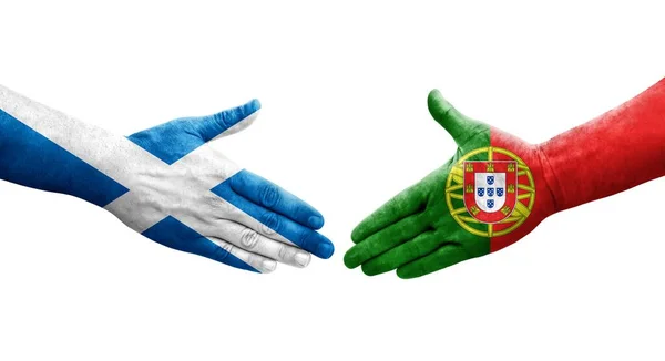 手に描かれたポルトガルとスコットランドの旗の間の握手 隔離された透明なイメージ — ストック写真