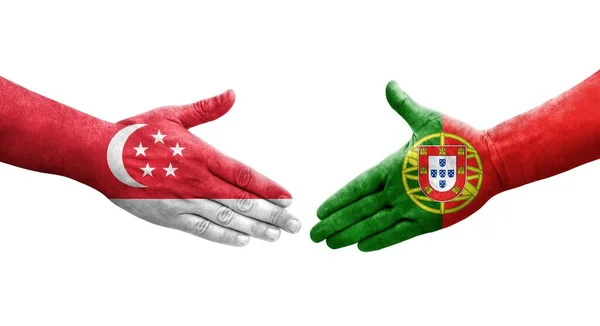 手に描かれたポルトガルとシンガポールの旗の間の握手 孤立した透明なイメージ — ストック写真