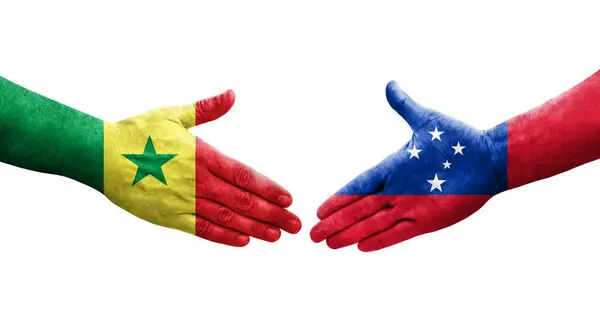 Händedruck Zwischen Samoa Und Senegal Flaggen Auf Hände Gemalt Isoliertes — Stockfoto