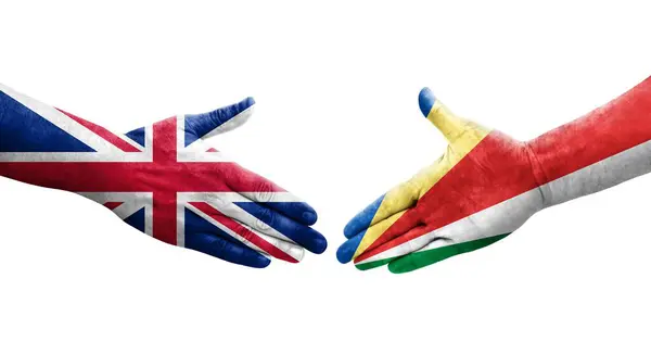 Handdruk Tussen Seychellen Het Verenigd Koninkrijk Vlaggen Geschilderd Handen Geïsoleerd — Stockfoto
