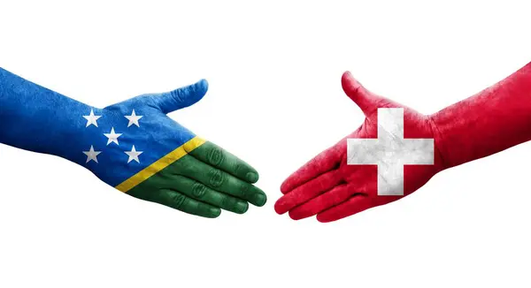 Uścisk Dłoni Między Wyspami Salomona Flagami Szwajcarii Namalowanymi Dłoniach Odizolowany — Zdjęcie stockowe