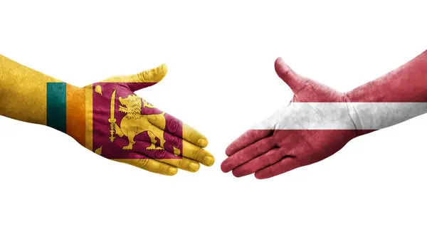 Handslag Mellan Sri Lanka Och Lettland Flaggor Målade Händer Isolerad — Stockfoto