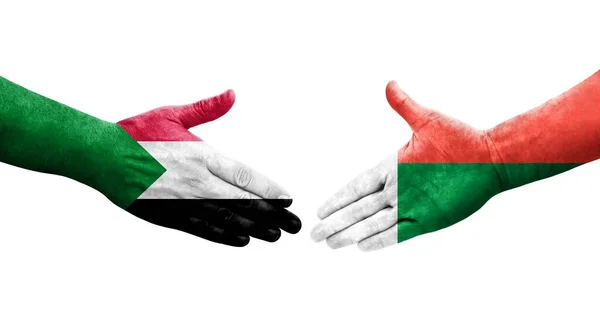 Kézfogás Szudán Madagaszkár Zászlói Között Kézre Festve Elszigetelt Átlátszó Kép — Stock Fotó