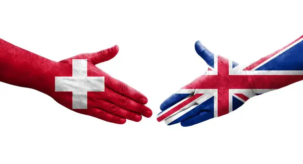 Kézfogás Svájc Egyesült Királyság Között Kézre Festett Zászlók Elszigetelt Átlátszó — Stock Fotó