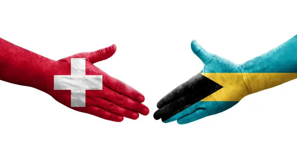 Uścisk Dłoni Między Szwajcarią Bahamami Flagi Malowane Rękach Odizolowany Przezroczysty — Zdjęcie stockowe