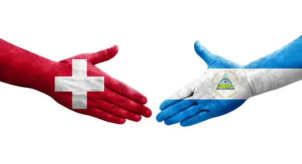 Uścisk Dłoni Między Szwajcarią Flagami Nikaragui Namalowanymi Dłoniach Odizolowany Przezroczysty — Zdjęcie stockowe