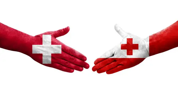 Uścisk Dłoni Między Szwajcarią Flagami Tonga Namalowanymi Dłoniach Odizolowany Przezroczysty — Zdjęcie stockowe