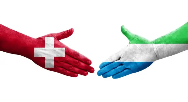 Uścisk Dłoni Między Szwajcarią Flagami Sierra Leone Namalowanymi Dłoniach Odizolowany — Zdjęcie stockowe