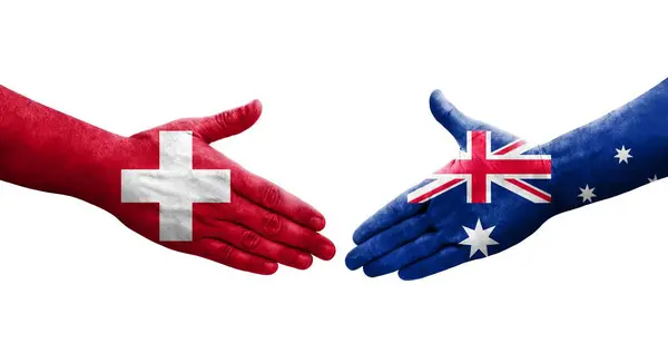 Uścisk Dłoni Między Szwajcarią Australią Flagi Malowane Rękach Odizolowany Przezroczysty — Zdjęcie stockowe