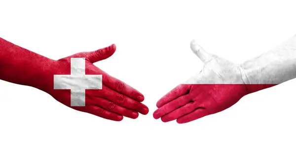 Uścisk Dłoni Między Szwajcarią Polską Flagi Malowane Dłoniach Odizolowany Przezroczysty — Zdjęcie stockowe