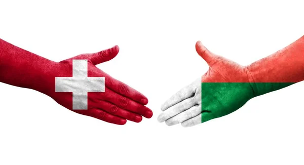 Uścisk Dłoni Między Szwajcarią Flagami Madagaskaru Namalowanymi Dłoniach Odizolowany Przezroczysty — Zdjęcie stockowe