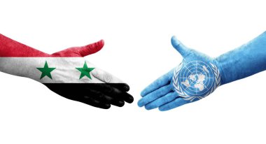Birleşmiş Milletler ve Suriye bayrakları arasındaki el sıkışma, izole edilmiş şeffaf görüntü.