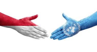 Birleşmiş Milletler ve Monako bayrakları arasındaki el sıkışma, izole edilmiş şeffaf görüntü.