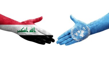 Birleşmiş Milletler ve Irak bayrakları arasındaki el sıkışma, izole edilmiş şeffaf görüntü.