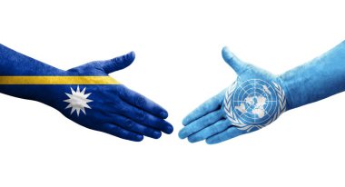 Birleşmiş Milletler ve Nauru bayrakları arasındaki el sıkışma, izole edilmiş şeffaf görüntü.