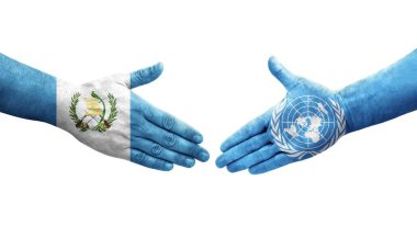 Birleşmiş Milletler ve Guatemala bayrakları arasındaki el sıkışma, izole şeffaf görüntü.