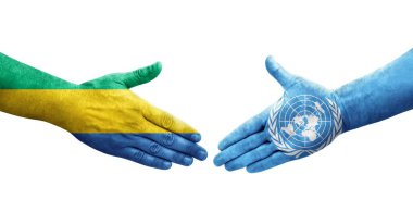 Birleşmiş Milletler ve Gabon bayrakları arasındaki tokalaşma elleri boyalı, izole şeffaf görüntü.