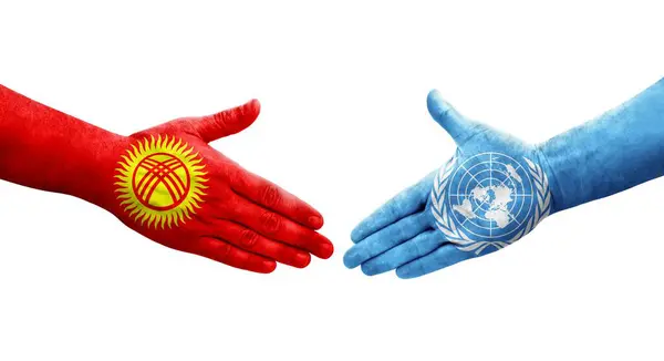 Aperto Mão Entre Nações Unidas Bandeiras Quirguistão Pintadas Mãos Imagem — Fotografia de Stock