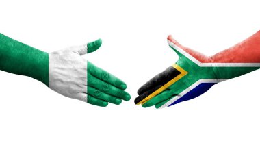 Ellere boyanmış Güney Afrika ve Nijerya bayrakları arasındaki el sıkışma, izole şeffaf görüntü.