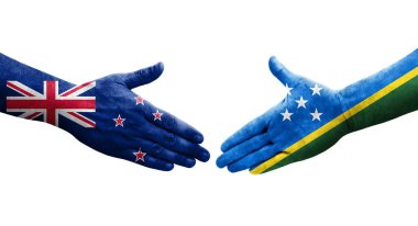 Solomon Adaları ve Yeni Zelanda bayrakları arasındaki el sıkışma ellerinde izole şeffaf görüntü.
