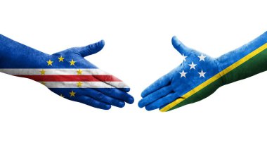 Solomon Adaları ve Cape Verde bayrakları arasındaki el sıkışma ellerinde izole şeffaf görüntü.