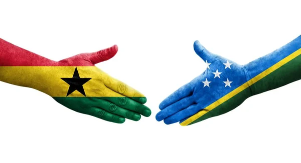 Handdruk Tussen Salomonseilanden Ghana Vlaggen Geschilderd Handen Geïsoleerd Transparant Beeld — Stockfoto