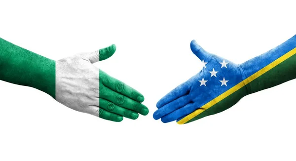 Handdruk Tussen Salomonseilanden Nigeria Vlaggen Geschilderd Handen Geïsoleerd Transparant Beeld — Stockfoto