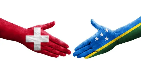 Uścisk Dłoni Między Wyspami Salomona Flagami Szwajcarii Namalowanymi Dłoniach Odizolowany — Zdjęcie stockowe