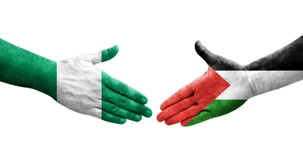 Handdruk Tussen Palestijnse Nigeriaanse Vlaggen Handen Geschilderd Geïsoleerd Transparant Beeld — Stockfoto