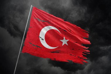 Türkiye koyu gökyüzü arkaplanında bayrak yırttı.