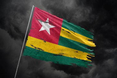 Togo gökyüzü arka planında parçalanmış bayrak.