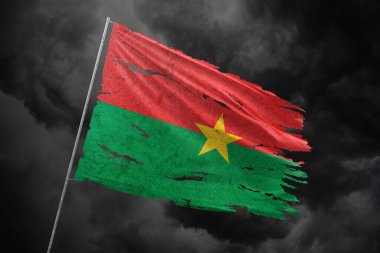 Burkina Faso, karanlık gökyüzü arka planında bayrak yırttı.