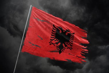 Arnavutluk, karanlık gökyüzü arka planında bayrak yırttı.