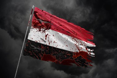 Yemen, kan lekeleriyle dolu karanlık gökyüzü arka planında parçalanmış bayrak.