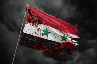Suriye, kan lekeleriyle dolu karanlık gökyüzü arka planında parçalanmış bayrak.