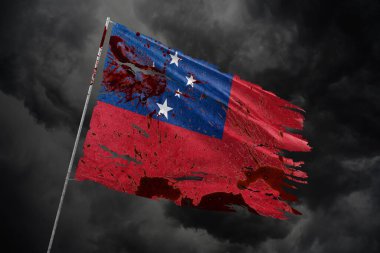 Karanlık gökyüzü arka planında kan lekeli Samoa bayrağı yırtılmış..