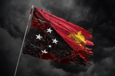 Papua Yeni Gine kan lekeleriyle dolu koyu gökyüzü arka planında yırtık bir bayrak.