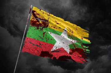 Myanmar kan lekeleriyle gökyüzü arka planında yırtık bir bayrak.