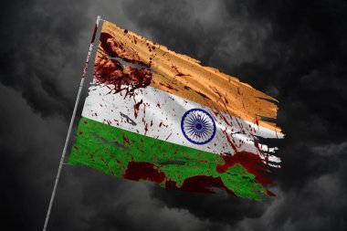 Koyu gökyüzü arka planında kan lekeleriyle Hindistan bayrağı yırtıldı.