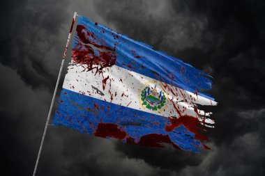 El Salvador, kan lekeleriyle dolu karanlık gökyüzü arka planında yırtık bir bayrak.