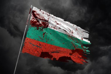 Bulgaristan, koyu gökyüzü arka planında kan lekeleriyle bayrağı yırttı.